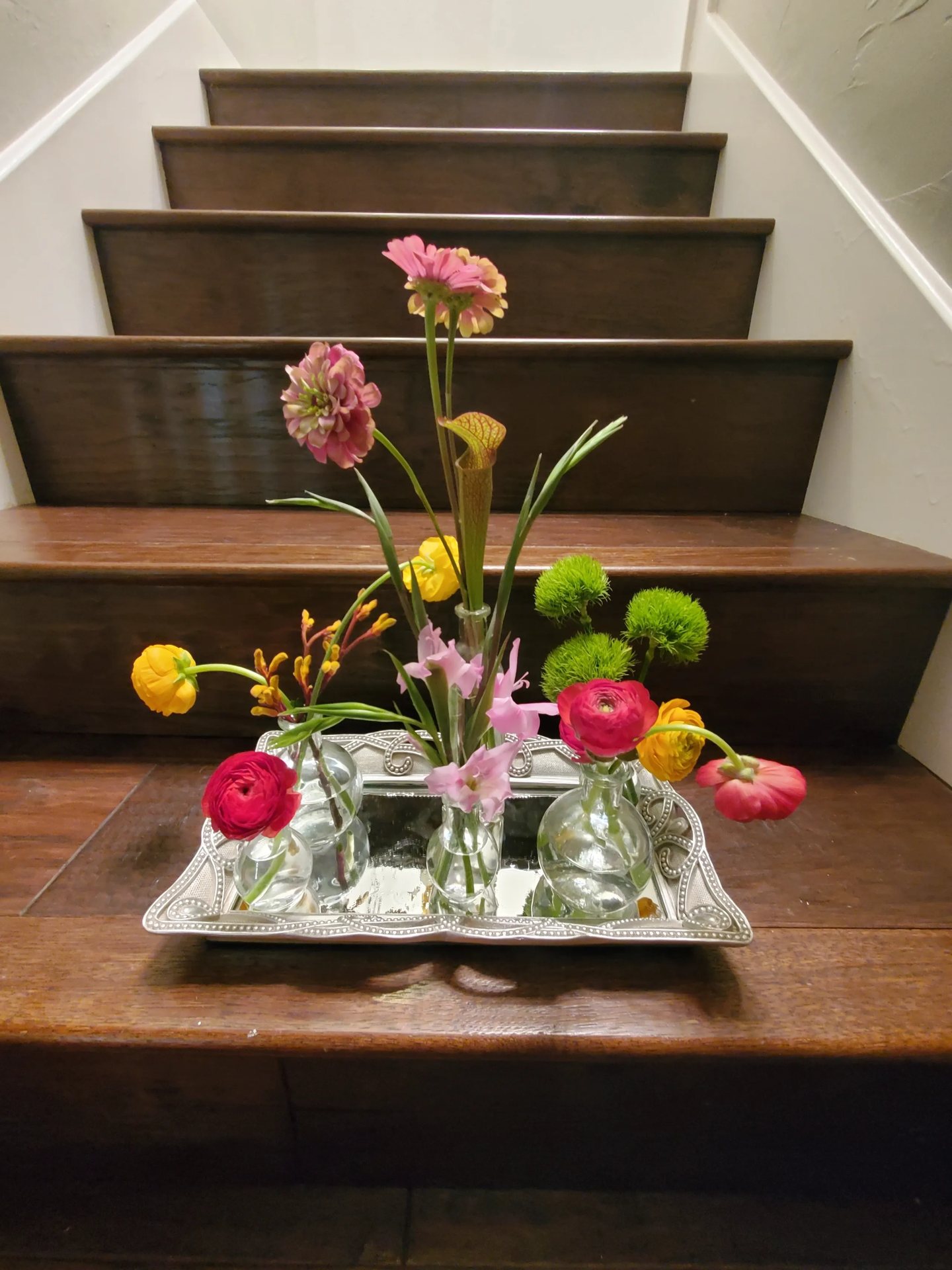 Japanese ikebana-inspired design — precise, architectural, and quietly striking in any polished corporate setting.